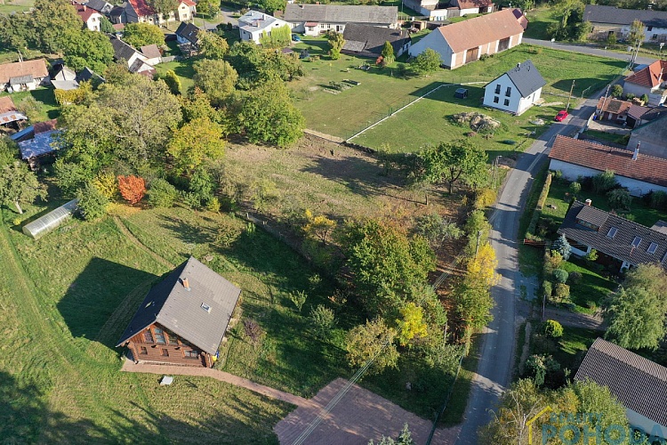 Prodej stavebního pozemku 2 092 m&sup2; v klidné části Římovic u Golčova Jeníkova
