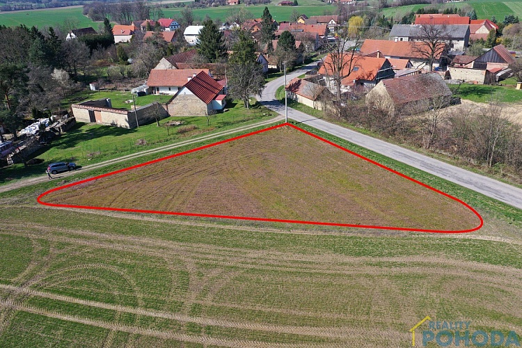 Prodej stavebního pozemku o výměře 1713 m2 v Chotěšinách