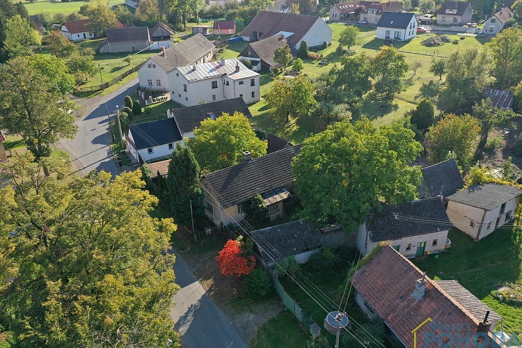 Prodej rodinného domu s pozemkem 1.733 m2 v klidné části Římovic u Golčova Jeníkova